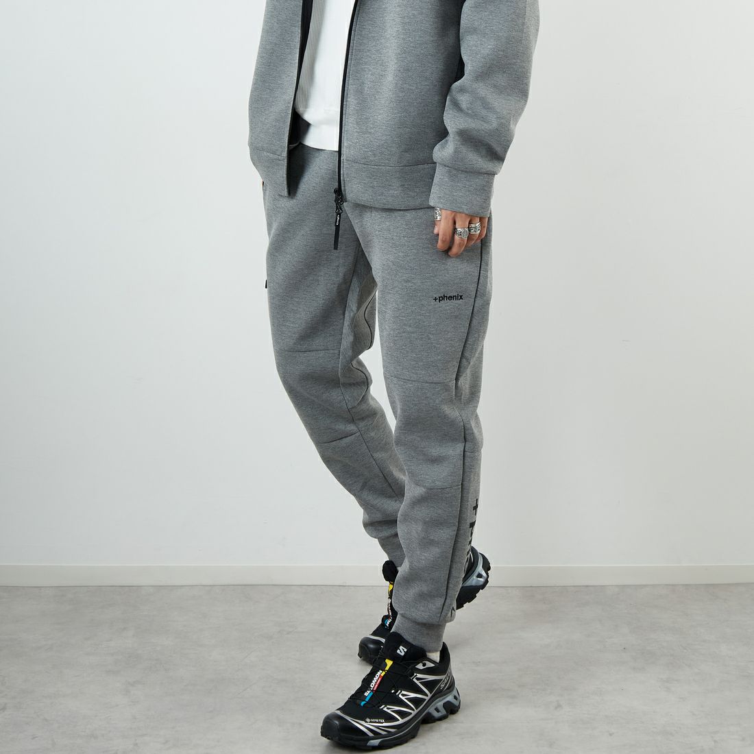 +phenix [プラスフェニックス] 別注 ダンボールニット ジョガーパンツ [POB-25080IN-JF] GRAY &&モデル身長：179cm 着用サイズ：XL&&