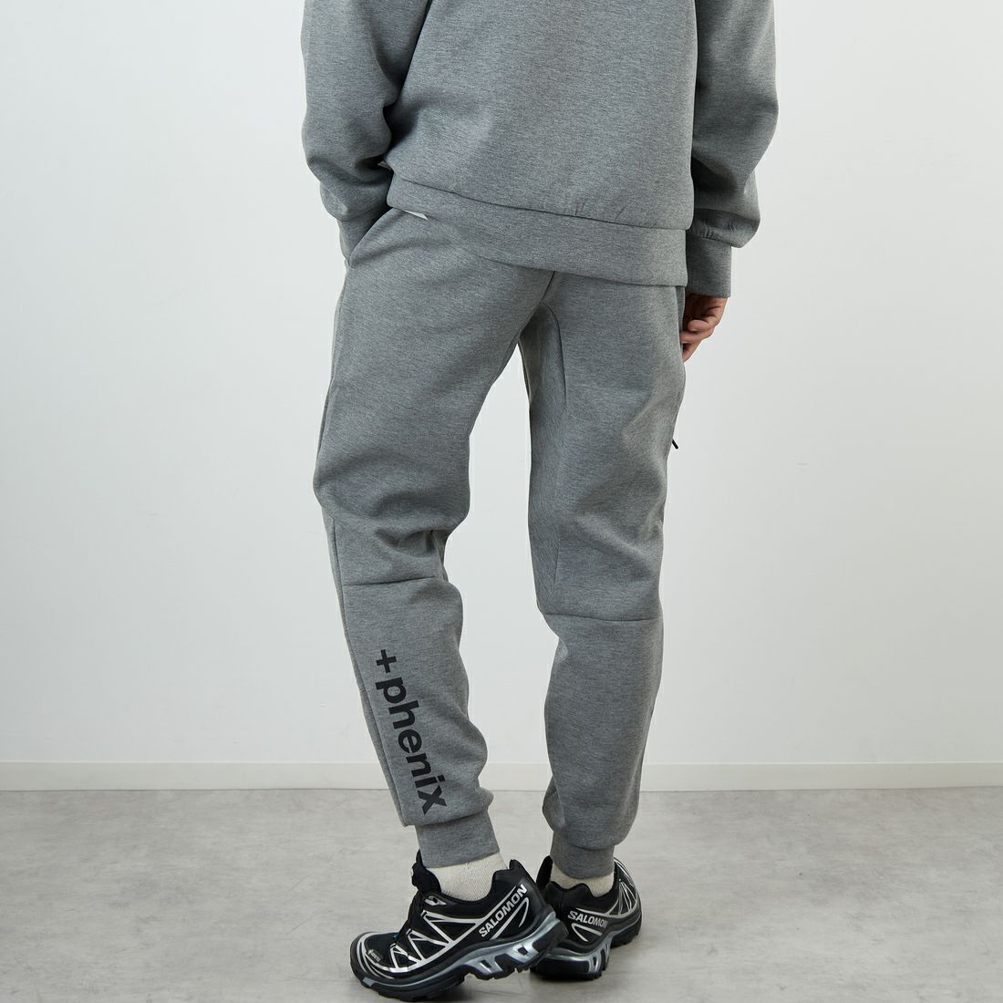+phenix [プラスフェニックス] 別注 ダンボールニット ジョガーパンツ [POB-25080IN-JF] GRAY &&モデル身長：179cm 着用サイズ：XL&&