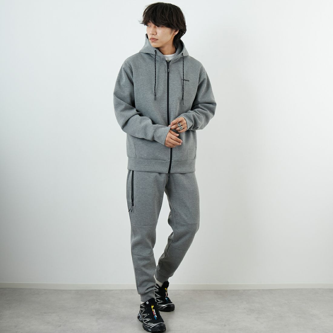 +phenix [プラスフェニックス] 別注 ダンボールニット ジョガーパンツ [POB-25080IN-JF] GRAY &&モデル身長：179cm 着用サイズ：XL&&