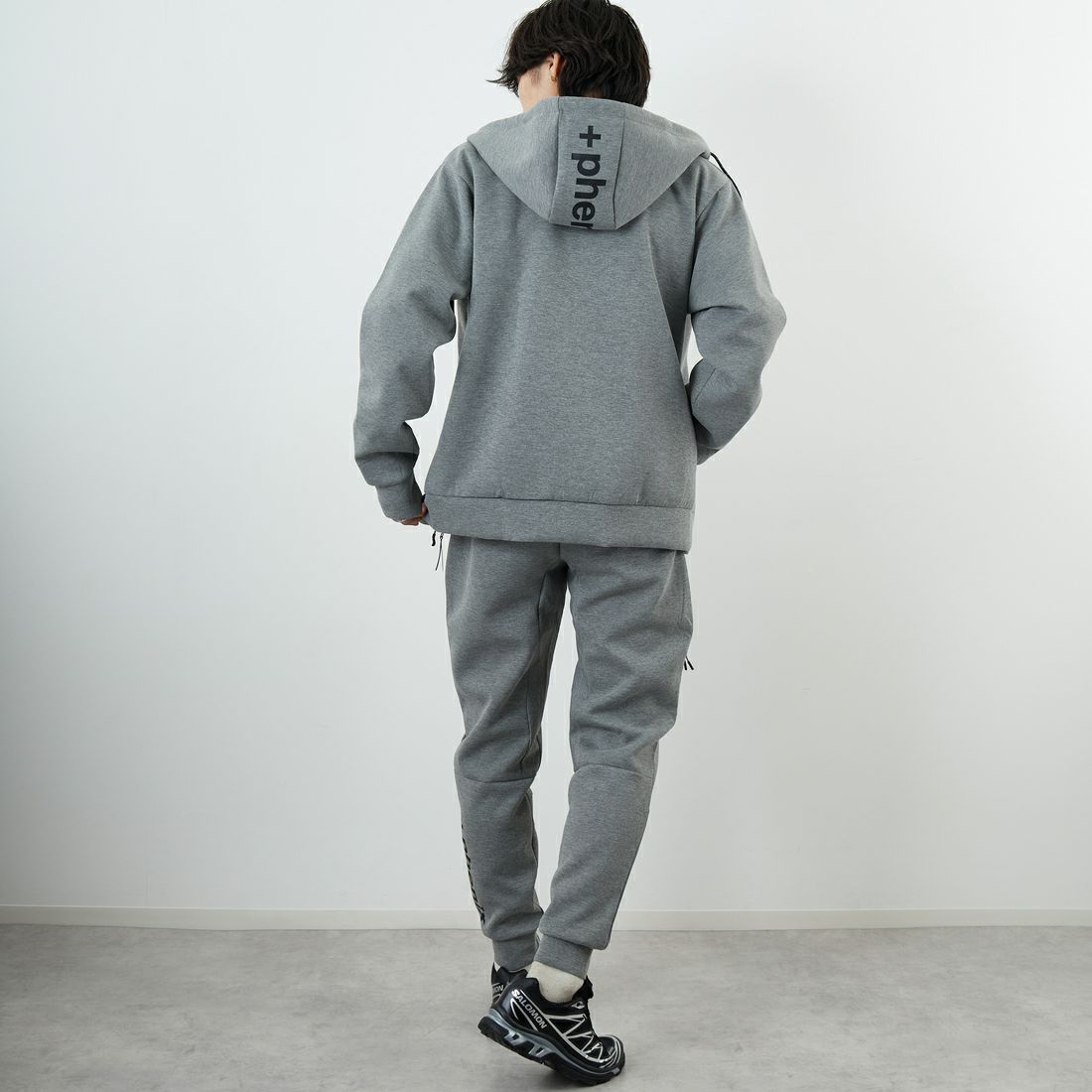 +phenix [プラスフェニックス] 別注 ダンボールニット ジョガーパンツ [POB-25080IN-JF] GRAY &&モデル身長：179cm 着用サイズ：XL&&