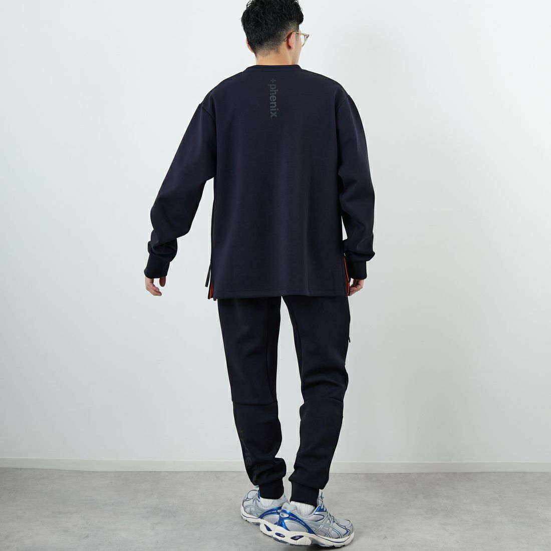 +phenix [プラスフェニックス] 別注 ダンボールニット ジョガーパンツ [POB-25080IN-JF] NAVY &&モデル身長：168cm 着用サイズ：L&&