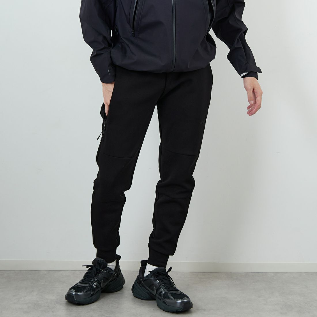 +phenix [プラスフェニックス] 別注 ダンボールニット ジョガーパンツ [POB-25080IN-JF] BLACK &&モデル身長：168cm 着用サイズ：M&&