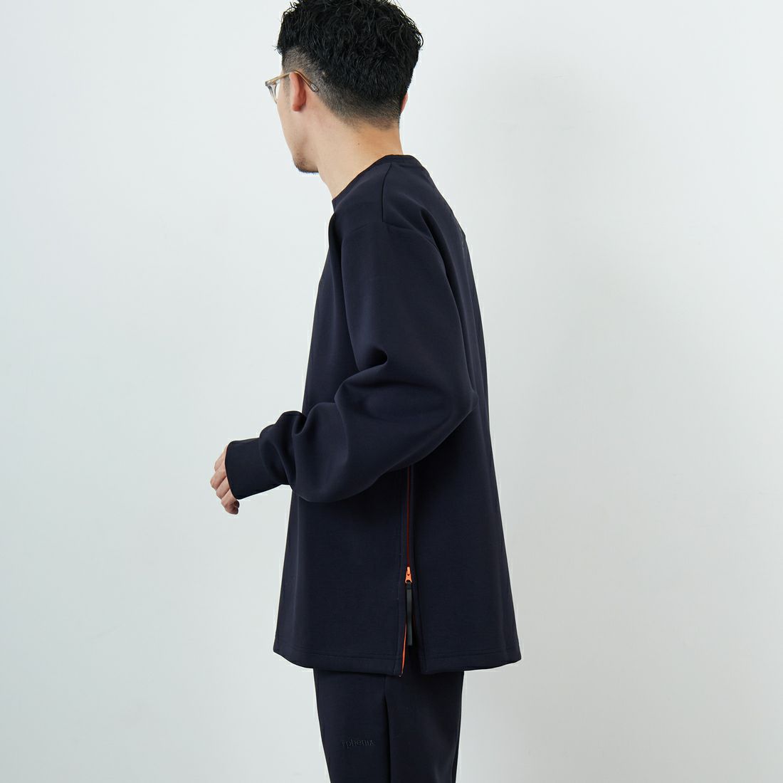 +phenix [プラスフェニックス] 別注 ダンボールニット サイドジップクルーネックスウェット [POO-25082IN-JF] NAVY &&モデル身長：168cm 着用サイズ：L&&