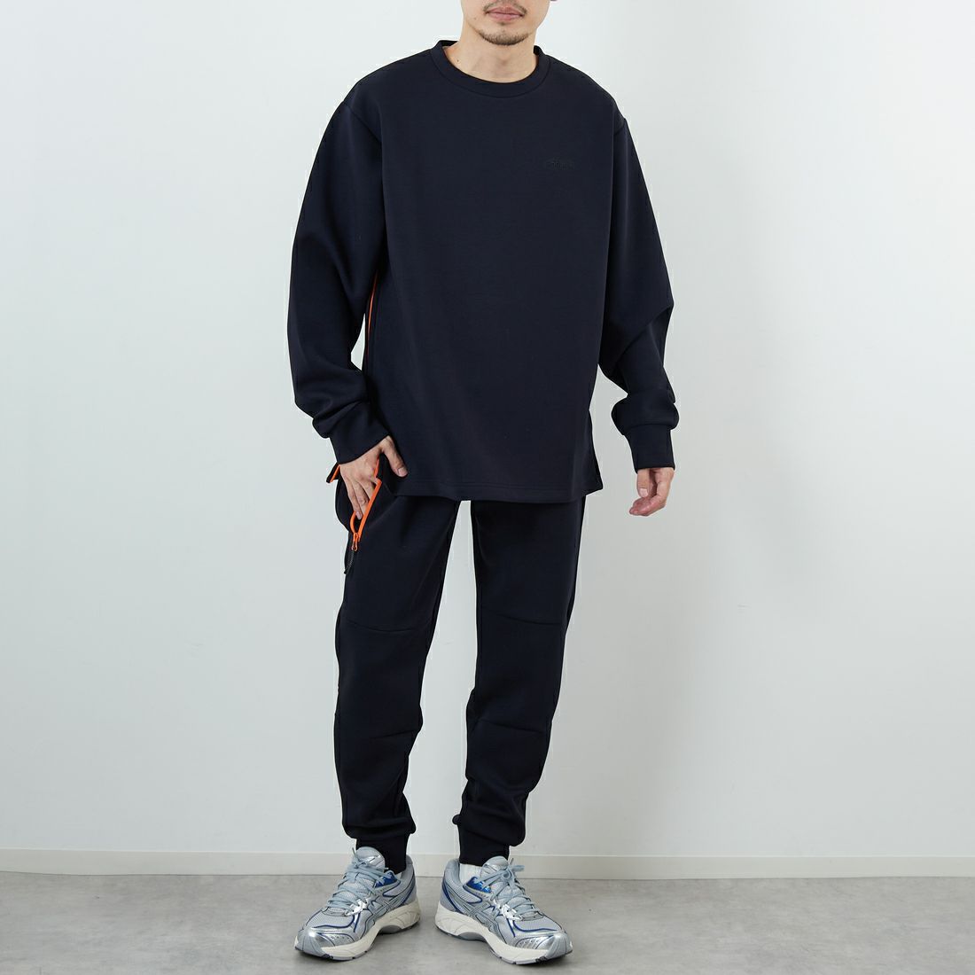 +phenix [プラスフェニックス] 別注 ダンボールニット サイドジップクルーネックスウェット [POO-25082IN-JF] NAVY &&モデル身長：168cm 着用サイズ：L&&