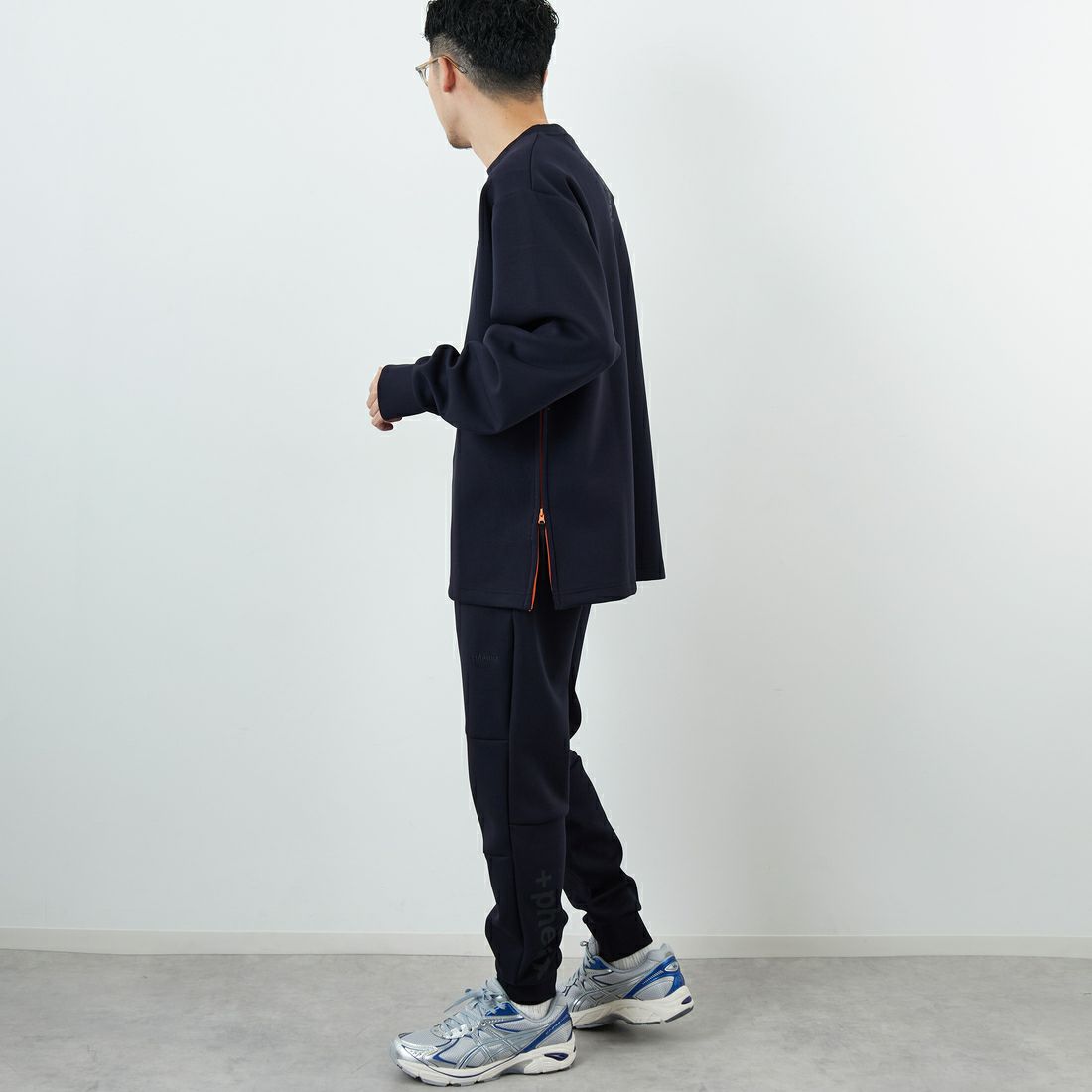 +phenix [プラスフェニックス] 別注 ダンボールニット サイドジップクルーネックスウェット [POO-25082IN-JF] NAVY &&モデル身長：168cm 着用サイズ：L&&