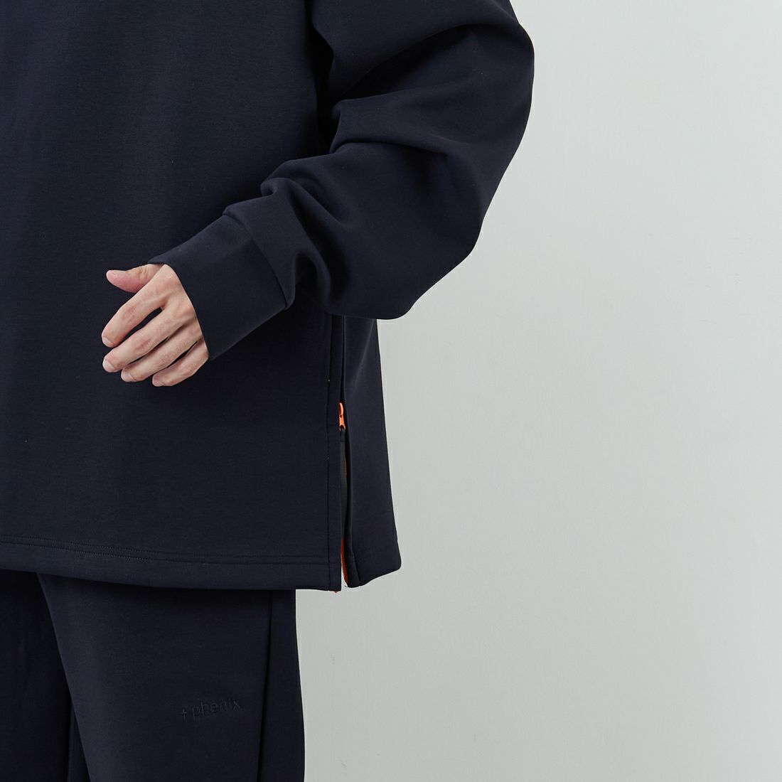 +phenix [プラスフェニックス] 別注 ダンボールニット サイドジップクルーネックスウェット [POO-25082IN-JF] NAVY &&モデル身長：168cm 着用サイズ：L&&