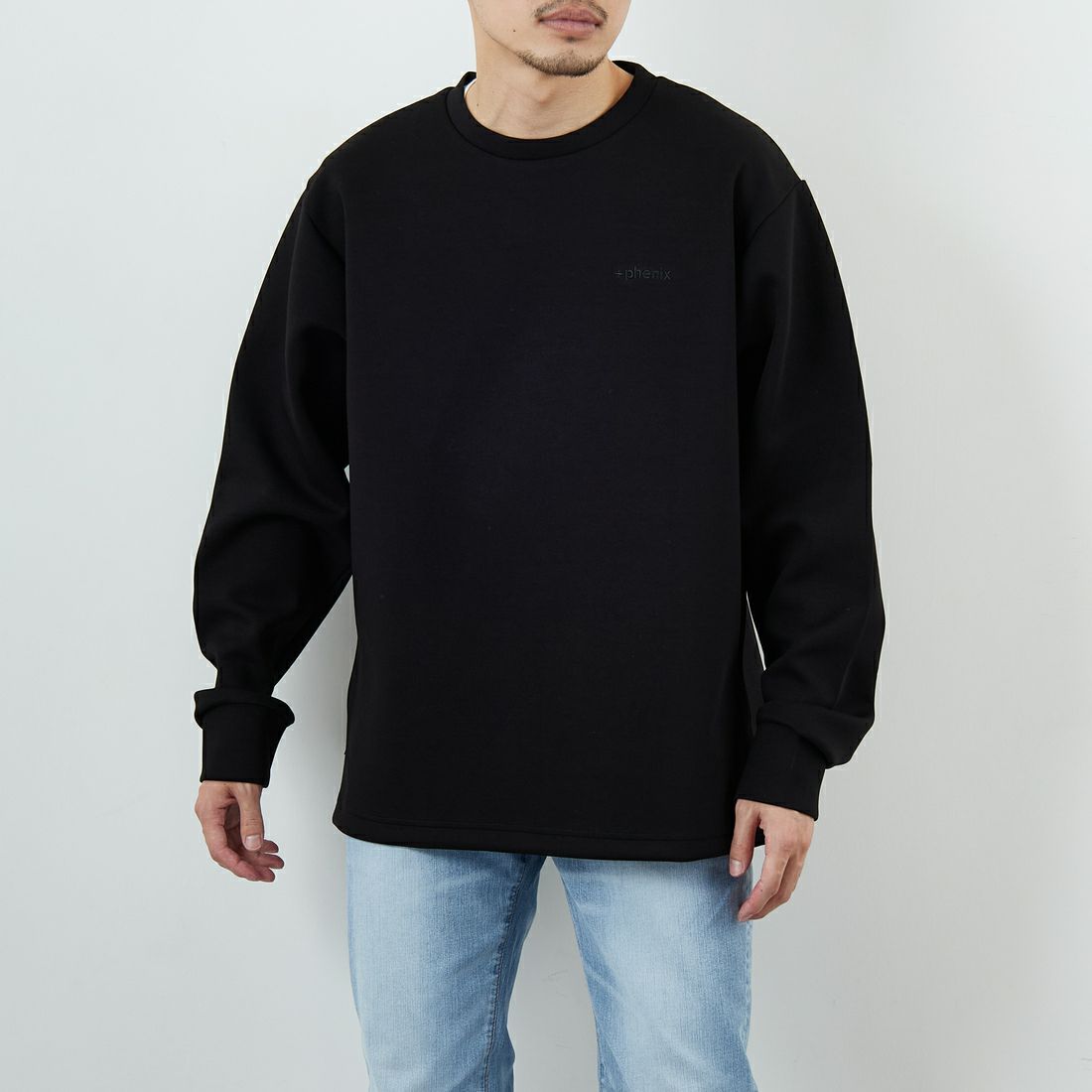 +phenix [プラスフェニックス] 別注 ダンボールニット サイドジップクルーネックスウェット [POO-25082IN-JF] BLACK &&モデル身長：168cm 着用サイズ：M&&