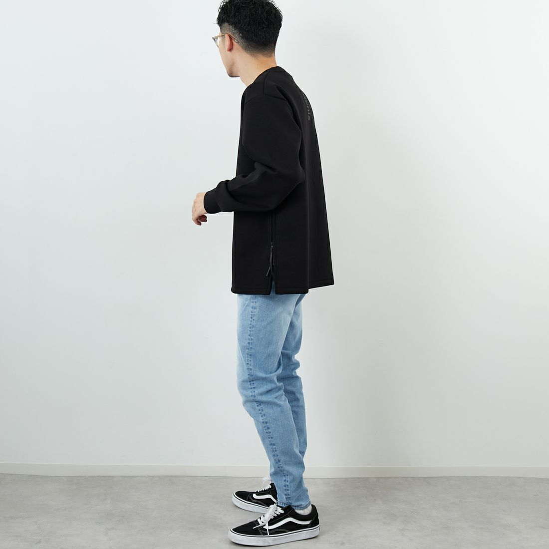 +phenix [プラスフェニックス] 別注 ダンボールニット サイドジップクルーネックスウェット [POO-25082IN-JF] BLACK &&モデル身長：168cm 着用サイズ：M&&