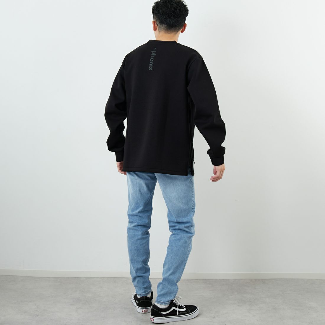 +phenix [プラスフェニックス] 別注 ダンボールニット サイドジップクルーネックスウェット [POO-25082IN-JF] BLACK &&モデル身長：168cm 着用サイズ：M&&