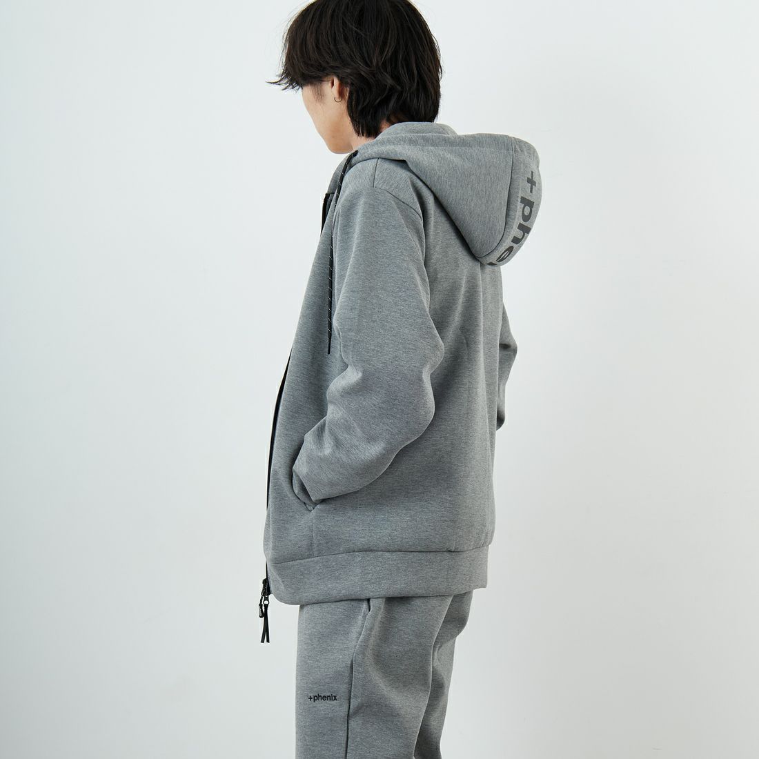 +phenix [プラスフェニックス] 別注 ダンボールニット ジップアップパーカー [POO-25081IN-JF] GRAY &&モデル身長：179cm 着用サイズ：XL&&