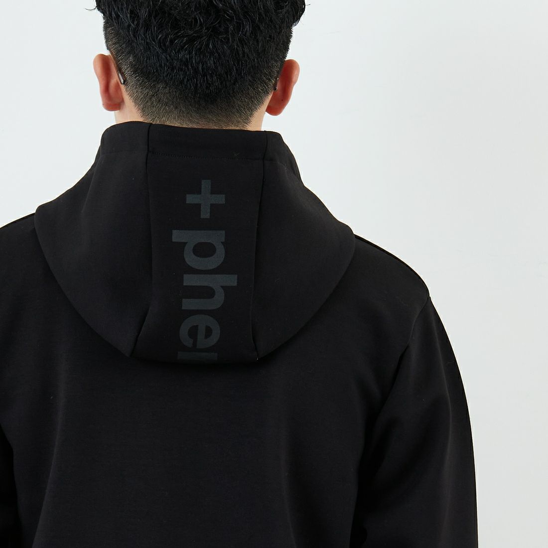 +phenix [プラスフェニックス] 別注 ダンボールニット ジップアップパーカー [POO-25081IN-JF] BLACK &&モデル身長：168cm 着用サイズ：M&&