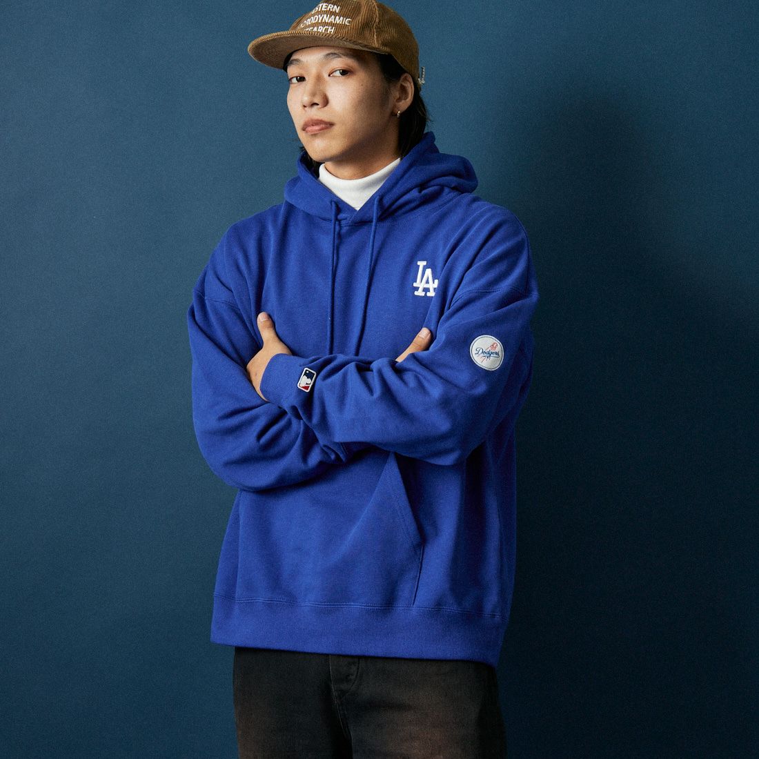 Fanatics [ファナティクス] 別注 MLBロゴ バックプリント スウェットパーカー [ML0625FW0006-JF] ROYAL LA &&モデル身長：179cm 着用サイズ：XL&&