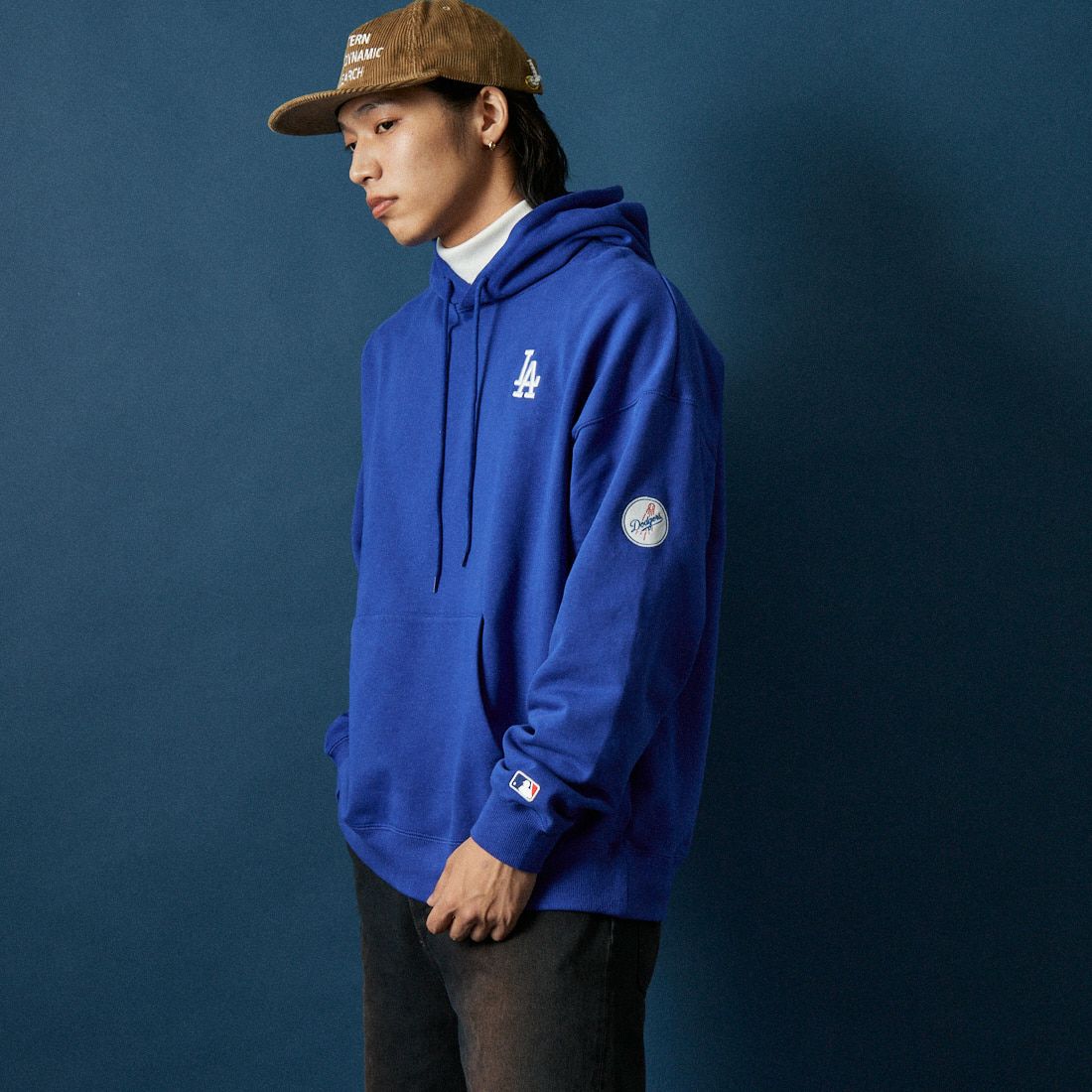 Fanatics [ファナティクス] 別注 MLBロゴ バックプリント スウェットパーカー [ML0625FW0006-JF] ROYAL LA &&モデル身長：179cm 着用サイズ：XL&&