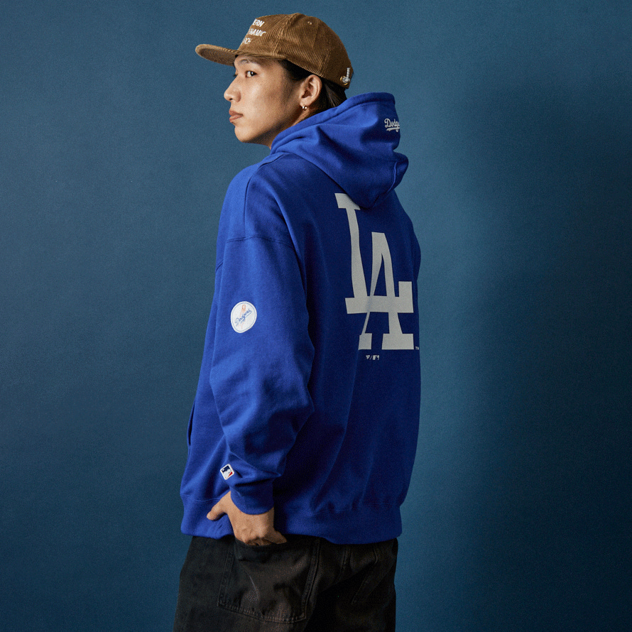 Fanatics [ファナティクス] 別注 MLBロゴ バックプリント スウェットパーカー [ML0625FW0006-JF] ROYAL LA &&モデル身長：179cm 着用サイズ：XL&&