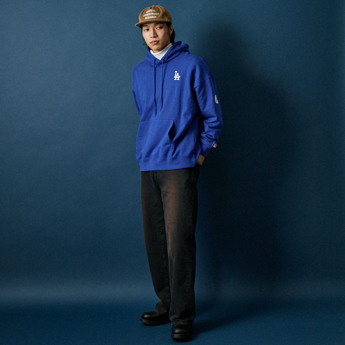 Fanatics [ファナティクス] 別注 MLBロゴ バックプリント スウェットパーカー [ML0625FW0006-JF] ROYAL LA &&モデル身長：179cm 着用サイズ：XL&&