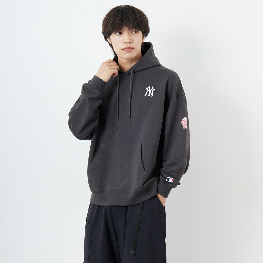 Fanatics [ファナティクス] 別注 MLBロゴ バックプリント スウェットパーカー [ML0625FW0006-JF] CHR NY &&モデル身長：179cm 着用サイズ：L&&
