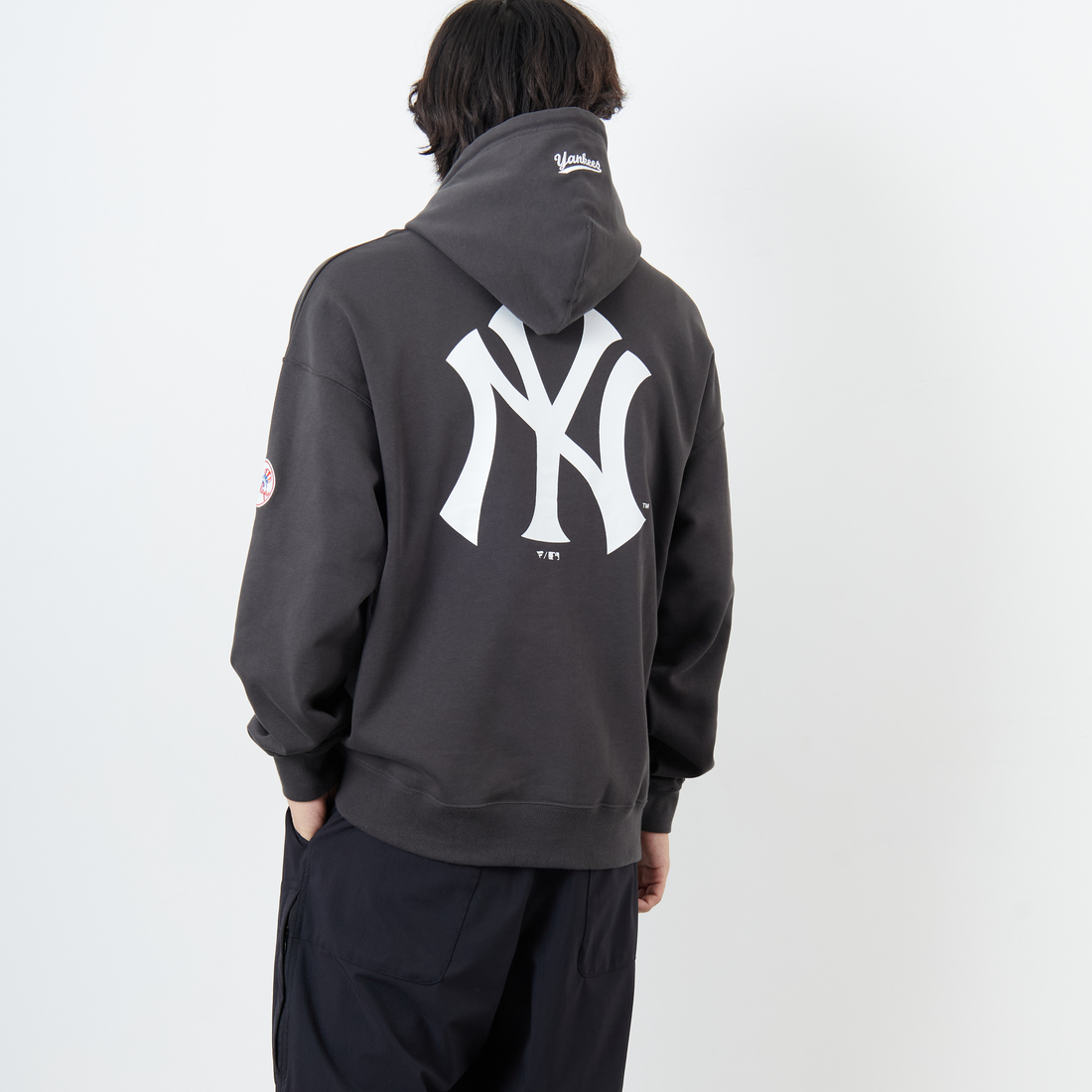 Fanatics [ファナティクス] 別注 MLBロゴ バックプリント スウェットパーカー [ML0625FW0006-JF] CHR NY &&モデル身長：179cm 着用サイズ：L&&