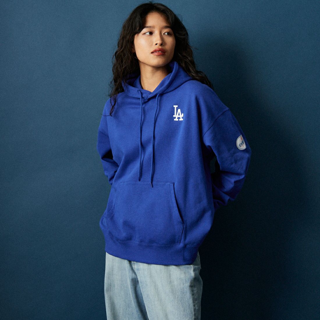 Fanatics [ファナティクス] 別注 MLBロゴ バックプリント スウェットパーカー [ML0625FW0006-JF] ROYAL LA &&モデル身長：162cm 着用サイズ：S&&
