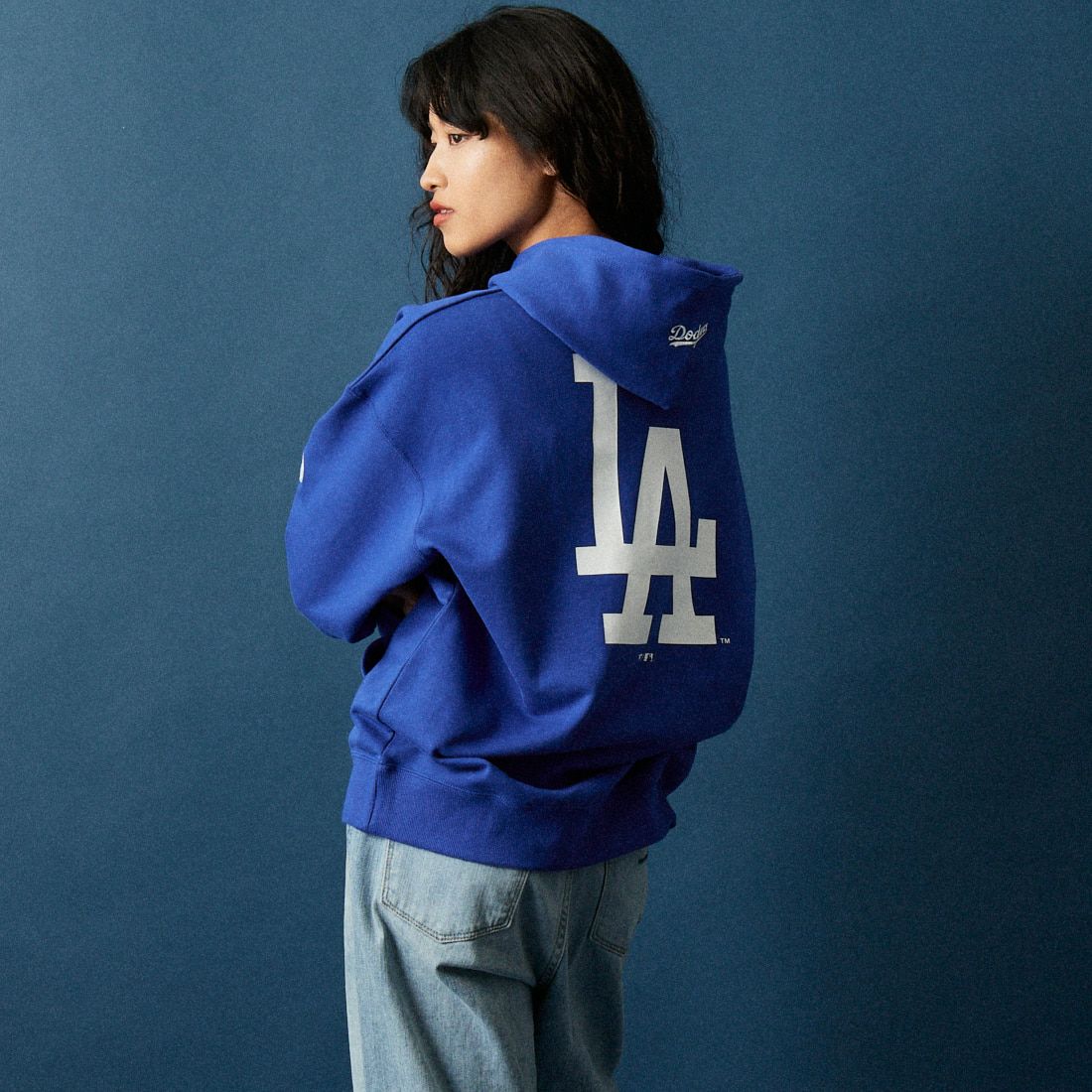 Fanatics [ファナティクス] 別注 MLBロゴ バックプリント スウェットパーカー [ML0625FW0006-JF] ROYAL LA &&モデル身長：162cm 着用サイズ：S&&
