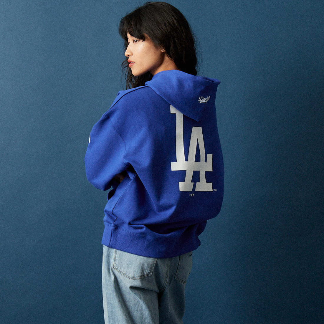 Fanatics [ファナティクス] 別注 MLBロゴ バックプリント スウェットパーカー [ML0625FW0006-JF] ROYAL LA &&モデル身長：162cm 着用サイズ：S&&