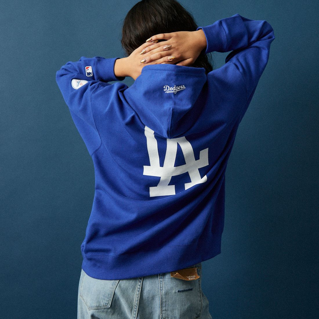 Fanatics [ファナティクス] 別注 MLBロゴ バックプリント スウェットパーカー [ML0625FW0006-JF] ROYAL LA &&モデル身長：162cm 着用サイズ：S&&