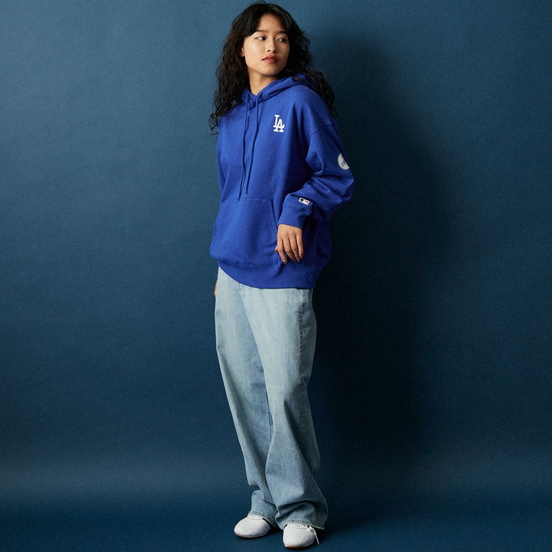 Fanatics [ファナティクス] 別注 MLBロゴ バックプリント スウェットパーカー [ML0625FW0006-JF] ROYAL LA &&モデル身長：162cm 着用サイズ：S&&