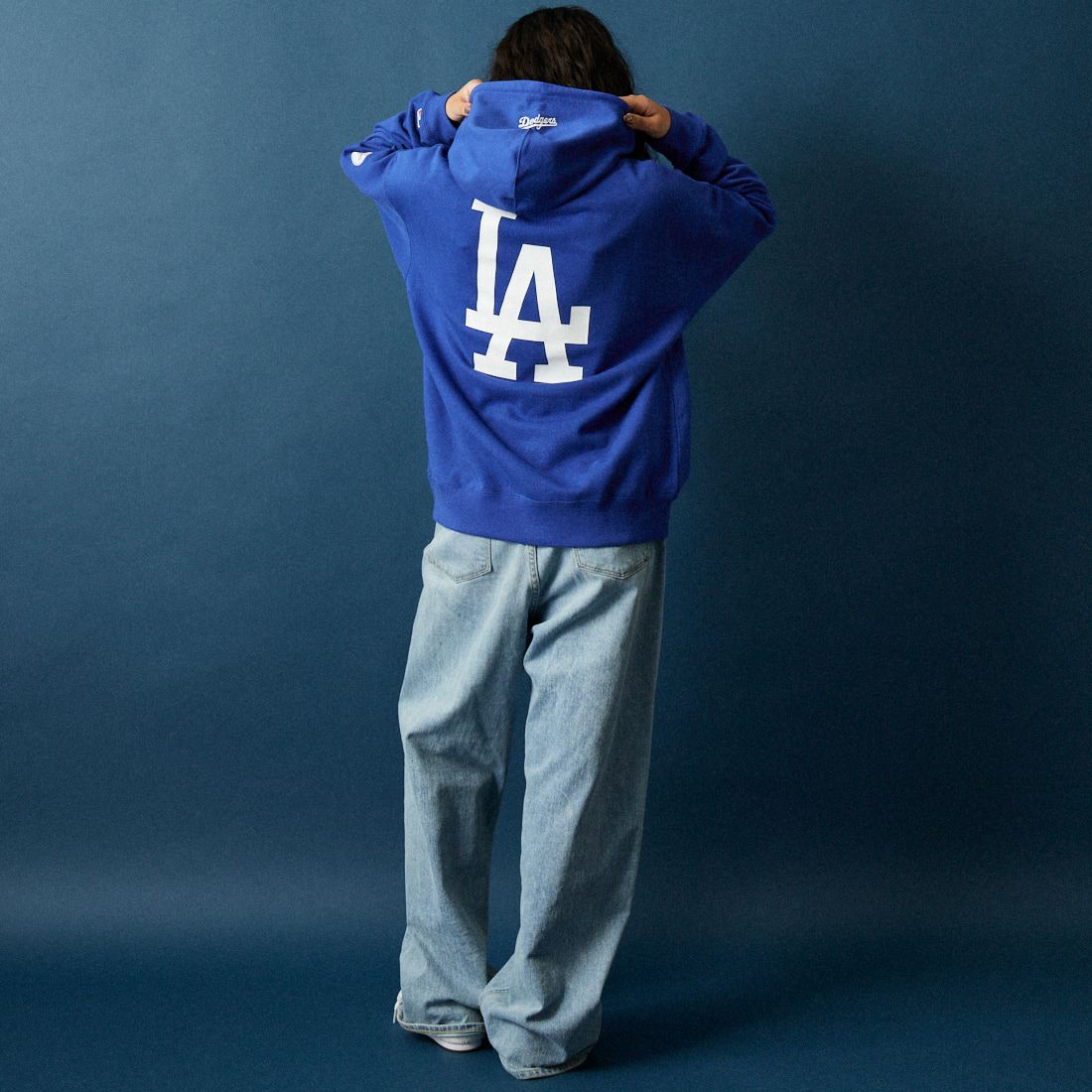 Fanatics [ファナティクス] 別注 MLBロゴ バックプリント スウェットパーカー [ML0625FW0006-JF] ROYAL LA &&モデル身長：162cm 着用サイズ：S&&