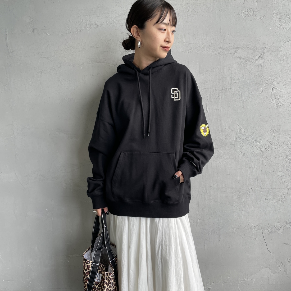 Fanatics [ファナティクス] 別注 MLBロゴ バックプリント スウェットパーカー [ML0625FW0006-JF] BLACK SD &&モデル身長：150cm 着用サイズ：S&&