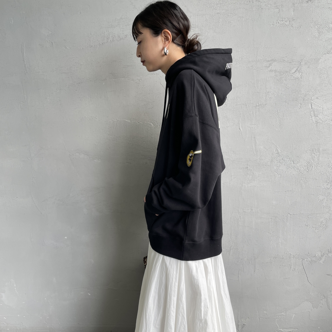 Fanatics [ファナティクス] 別注 MLBロゴ バックプリント スウェットパーカー [ML0625FW0006-JF] BLACK SD &&モデル身長：150cm 着用サイズ：S&&