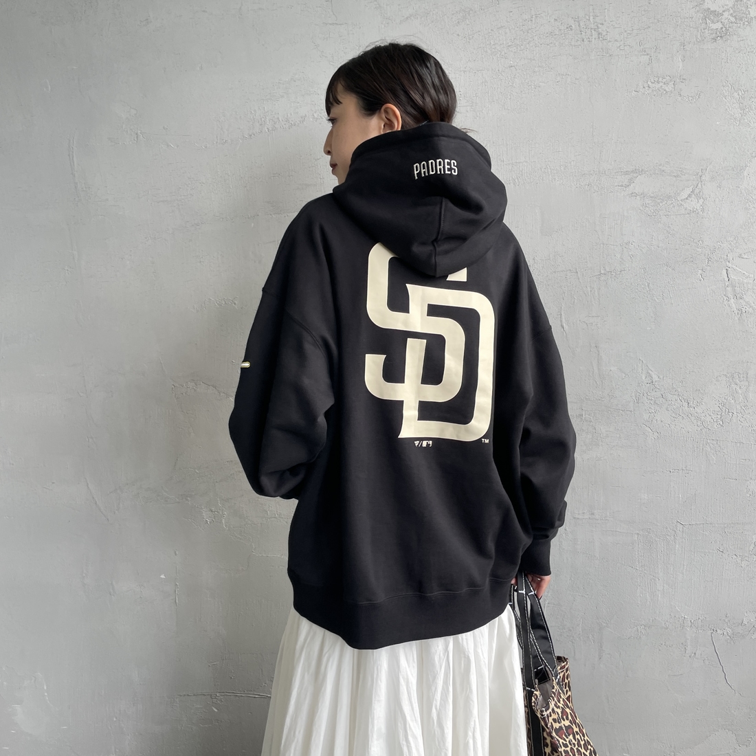 Fanatics [ファナティクス] 別注 MLBロゴ バックプリント スウェットパーカー [ML0625FW0006-JF] BLACK SD &&モデル身長：150cm 着用サイズ：S&&