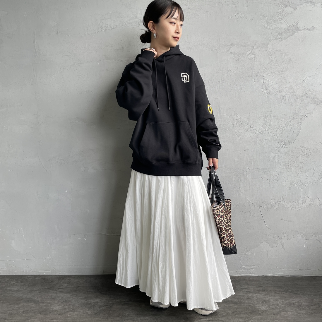 Fanatics [ファナティクス] 別注 MLBロゴ バックプリント スウェットパーカー [ML0625FW0006-JF] BLACK SD &&モデル身長：150cm 着用サイズ：S&&