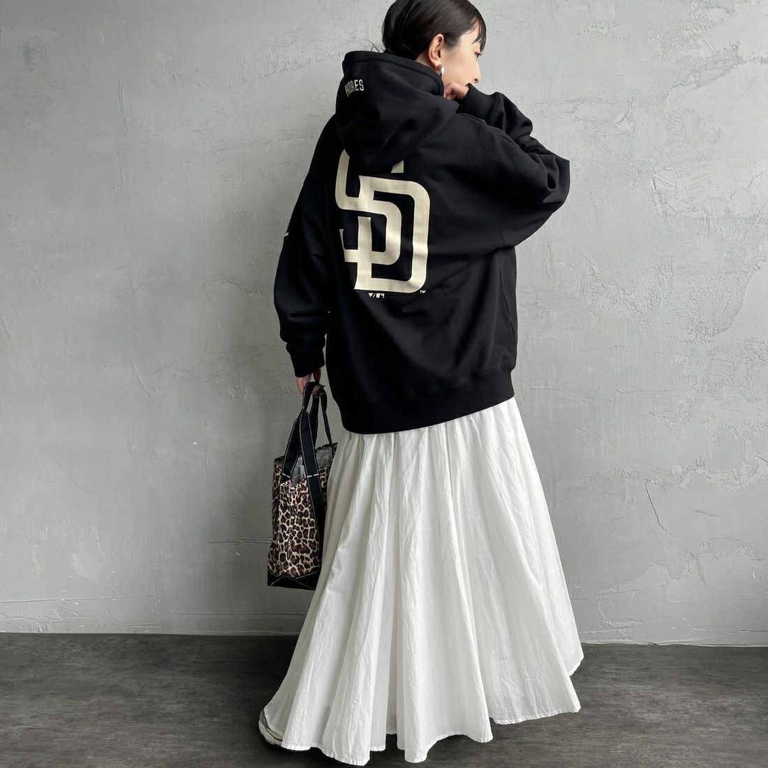 Fanatics [ファナティクス] 別注 MLBロゴ バックプリント スウェットパーカー [ML0625FW0006-JF] BLACK SD &&モデル身長：150cm 着用サイズ：S&&