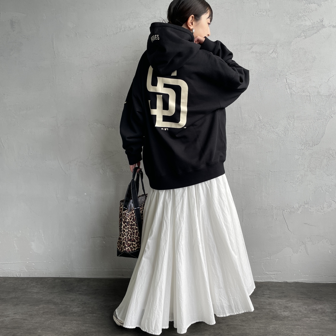 Fanatics [ファナティクス] 別注 MLBロゴ バックプリント スウェットパーカー [ML0625FW0006-JF] BLACK SD &&モデル身長：150cm 着用サイズ：S&&