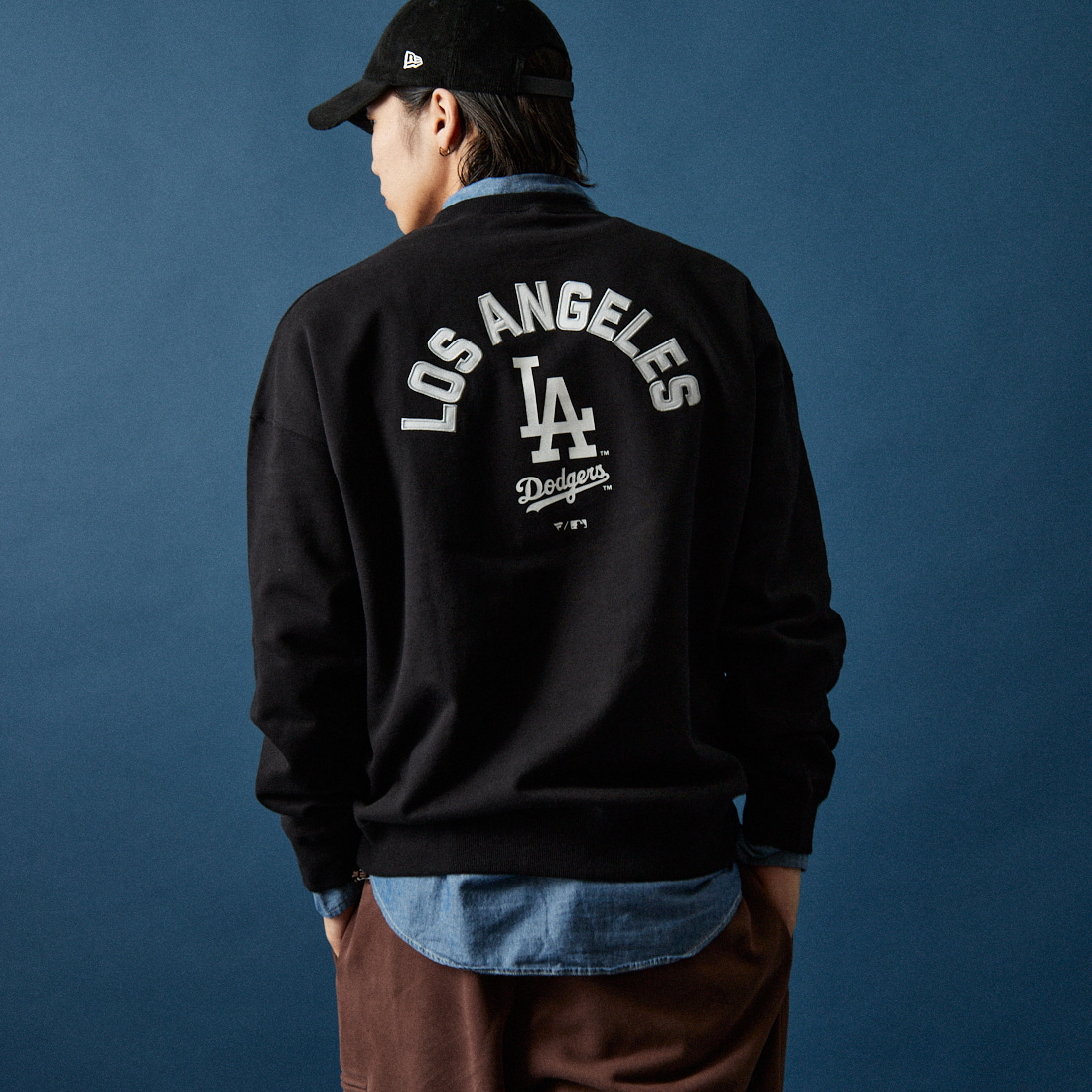 Fanatics [ファナティクス] 別注 MLBロゴ バックプリントスウェット [ML0525FW0004-JF] BLACK LA &&モデル身長：179cm 着用サイズ：XL&&