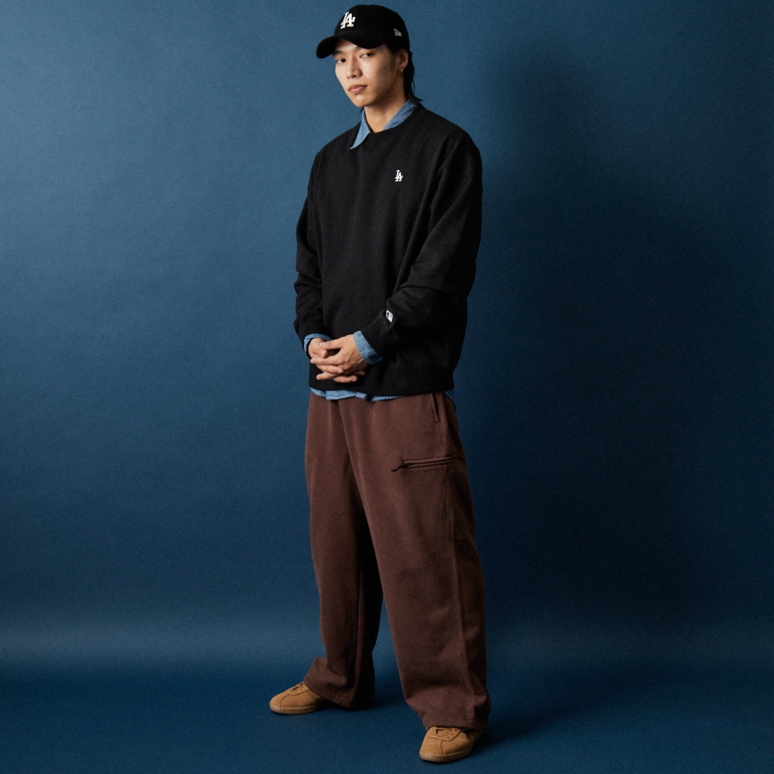 Fanatics [ファナティクス] 別注 MLBロゴ バックプリントスウェット [ML0525FW0004-JF] BLACK LA &&モデル身長：179cm 着用サイズ：XL&&