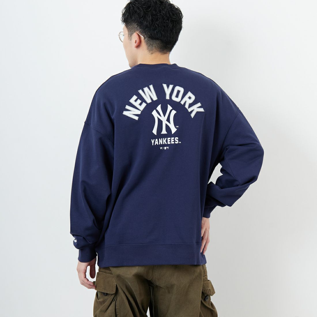 Fanatics [ファナティクス] 別注 MLBロゴ バックプリントスウェット [ML0525FW0004-JF] NAVY NY &&モデル身長：168cm 着用サイズ：L&&