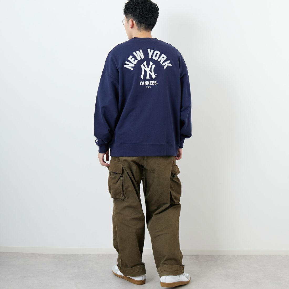 Fanatics [ファナティクス] 別注 MLBロゴ バックプリントスウェット [ML0525FW0004-JF] NAVY NY &&モデル身長：168cm 着用サイズ：L&&