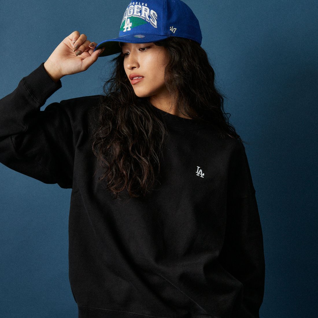 Fanatics [ファナティクス] 別注 MLBロゴ バックプリントスウェット [ML0525FW0004-JF] BLACK LA &&モデル身長：162cm 着用サイズ：S&&