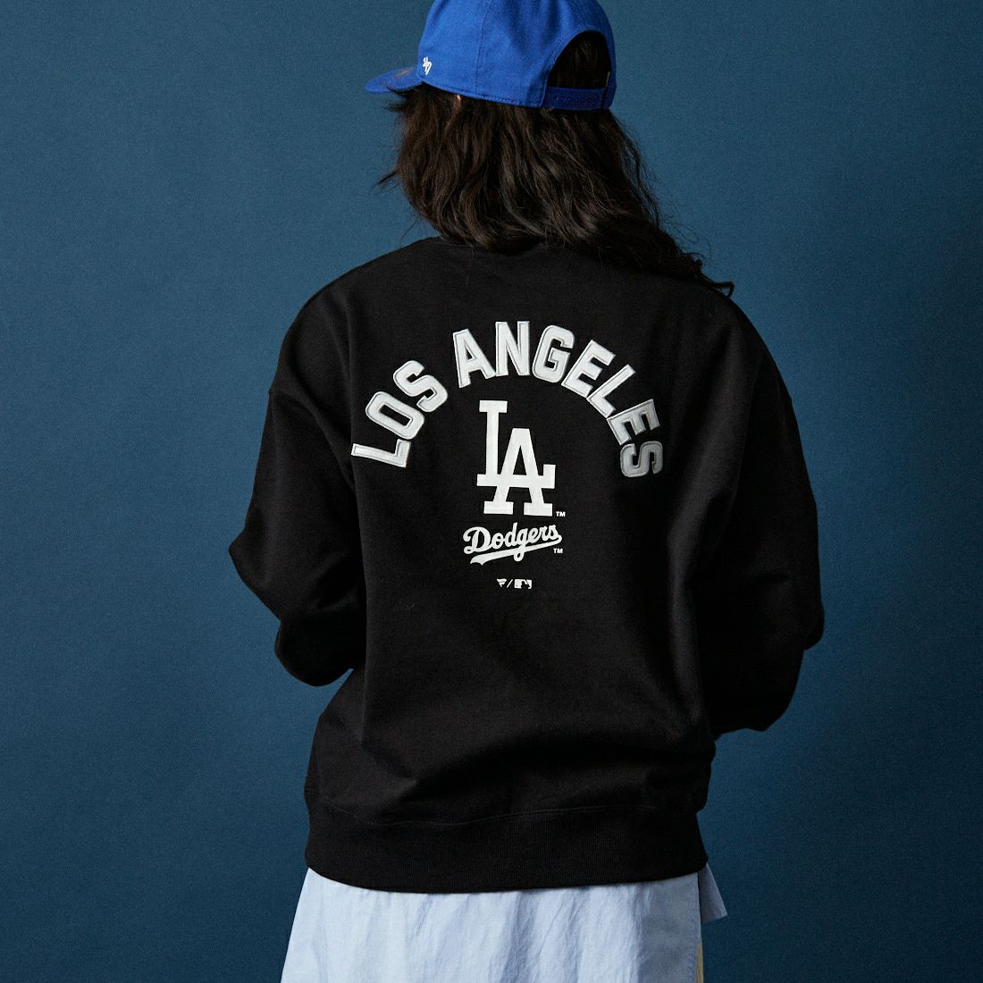 Fanatics [ファナティクス] 別注 MLBロゴ バックプリントスウェット [ML0525FW0004-JF] BLACK LA &&モデル身長：162cm 着用サイズ：S&&