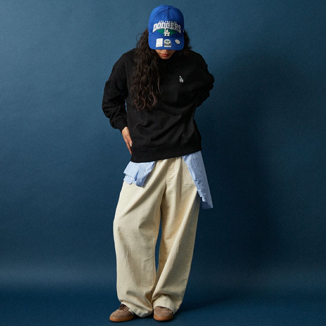 Fanatics [ファナティクス] 別注 MLBロゴ バックプリントスウェット [ML0525FW0004-JF] BLACK LA &&モデル身長：162cm 着用サイズ：S&&