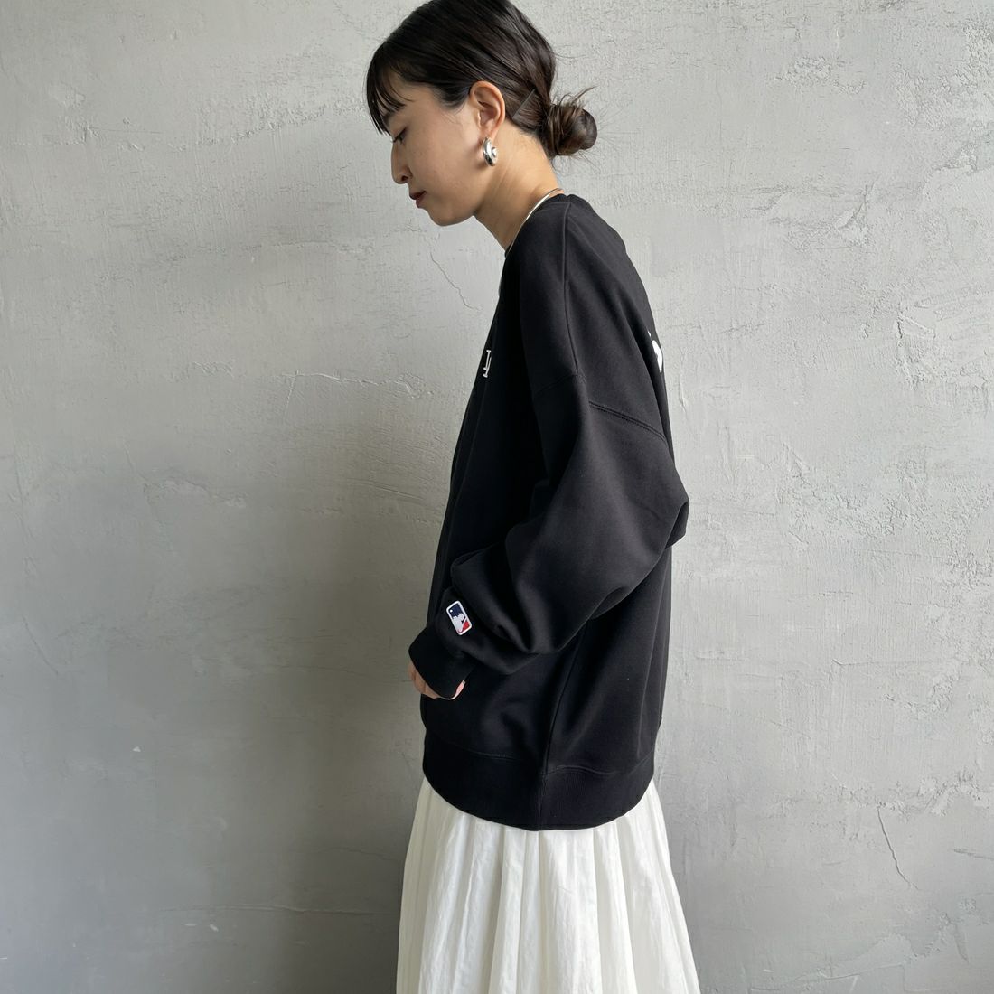 Fanatics [ファナティクス] 別注 MLBロゴ バックプリントスウェット [ML0525FW0004-JF] BLACK LA &&モデル身長：150cm 着用サイズ：S&&
