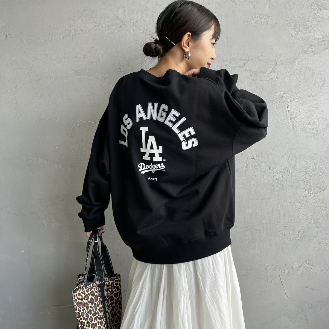 Fanatics [ファナティクス] 別注 MLBロゴ バックプリントスウェット [ML0525FW0004-JF] BLACK LA &&モデル身長：150cm 着用サイズ：S&&