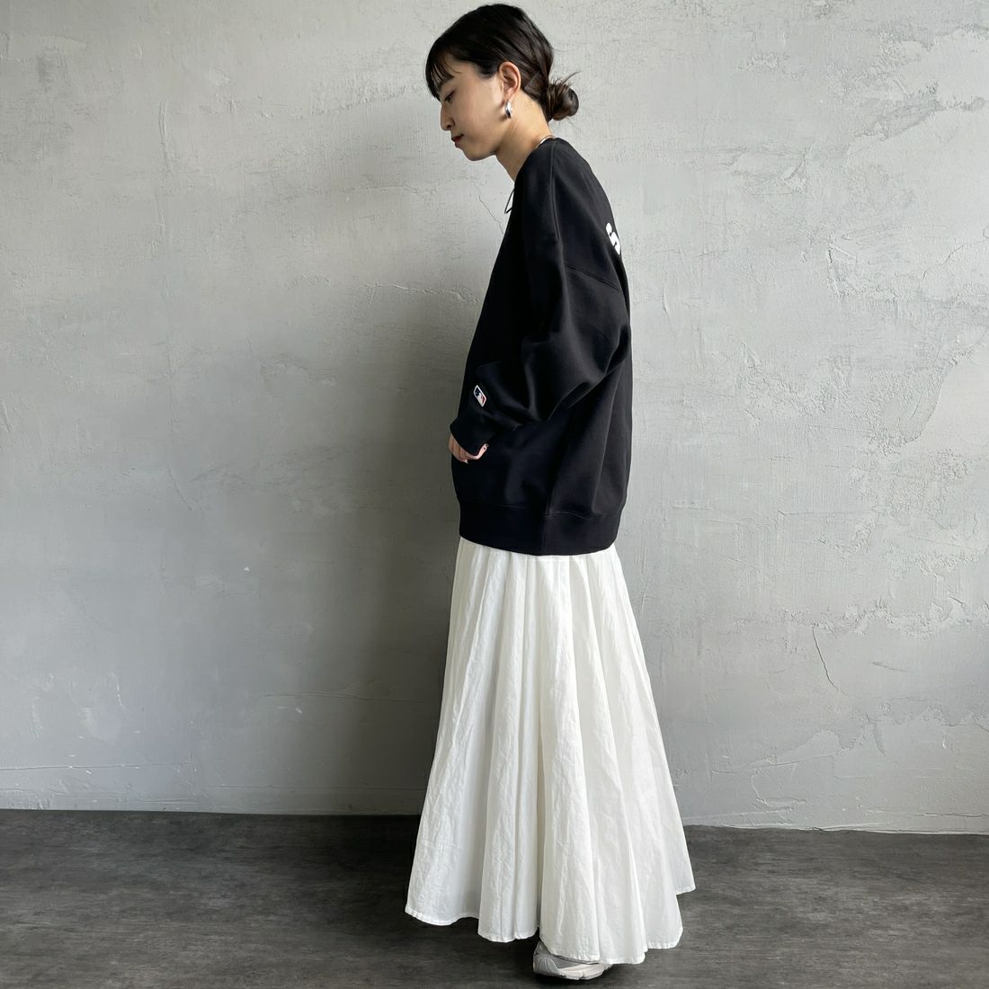 Fanatics [ファナティクス] 別注 MLBロゴ バックプリントスウェット [ML0525FW0004-JF] BLACK LA &&モデル身長：150cm 着用サイズ：S&&