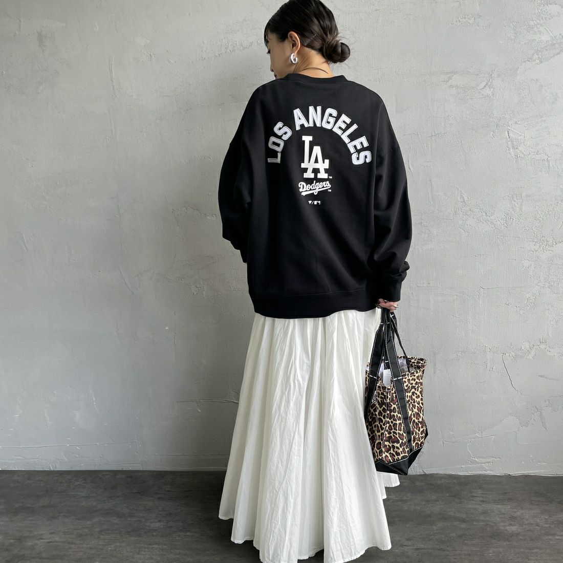 Fanatics [ファナティクス] 別注 MLBロゴ バックプリントスウェット [ML0525FW0004-JF] BLACK LA &&モデル身長：150cm 着用サイズ：S&&