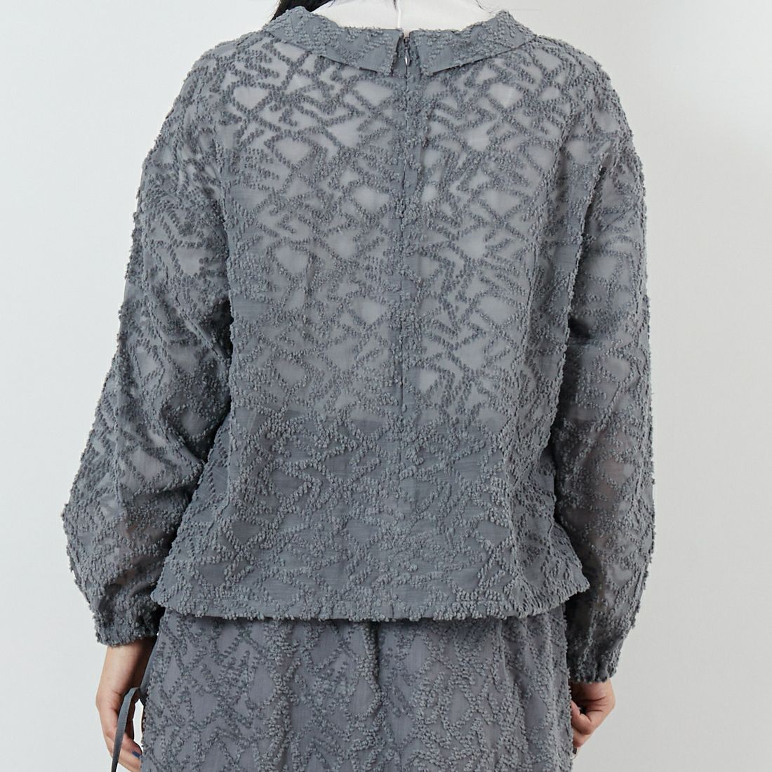 STELLA CIFFON [ステラシフォン] シアーカットジャガード クルーネックブラウス [ST3-26404] 81 GRAY &&モデル身長：167cm 着用サイズ：36&&