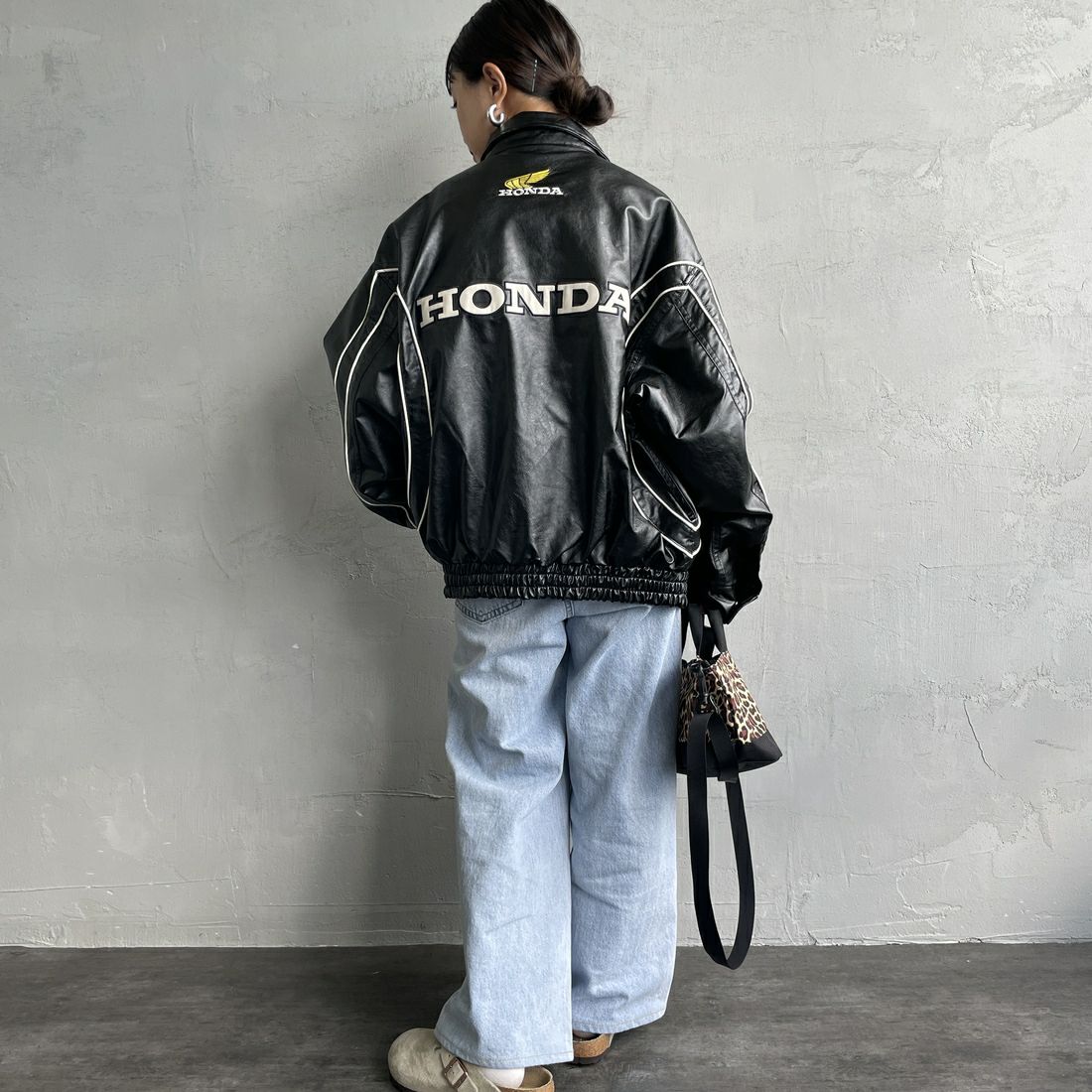 HONDA × JEANSFACTORY [ホンダ × ジーンズファクトリー] フェイクレザーレーシングジャケット [JFC-254-085] BLACK &&モデル身長：150cm 着用サイズ：S&&
