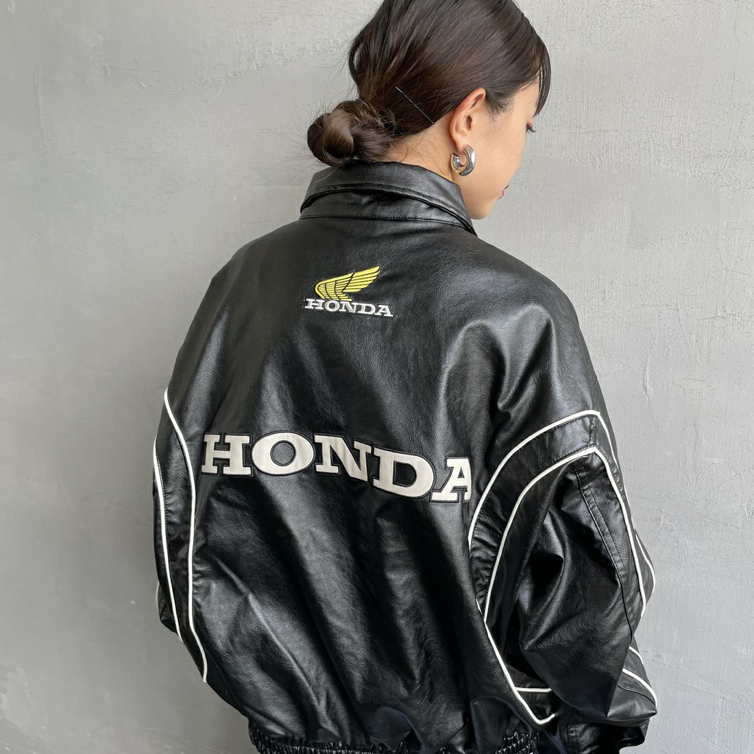 HONDA × JEANSFACTORY [ホンダ × ジーンズファクトリー] フェイクレザーレーシングジャケット [JFC-254-085] BLACK &&モデル身長：150cm 着用サイズ：S&&