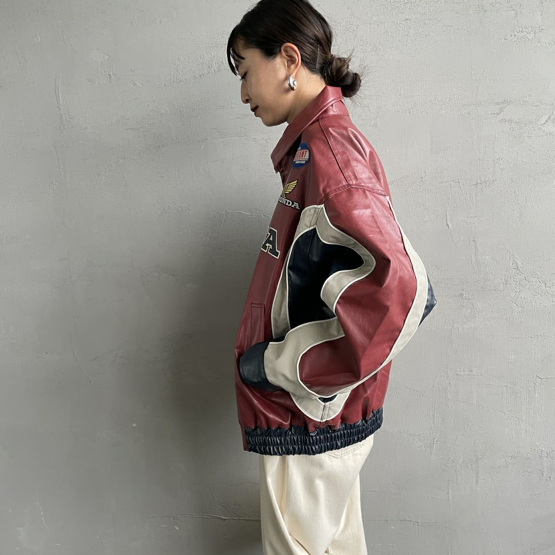 HONDA × JEANSFACTORY [ホンダ × ジーンズファクトリー] フェイクレザーレーシングジャケット [JFC-254-085] RED &&モデル身長：150cm 着用サイズ：S&&