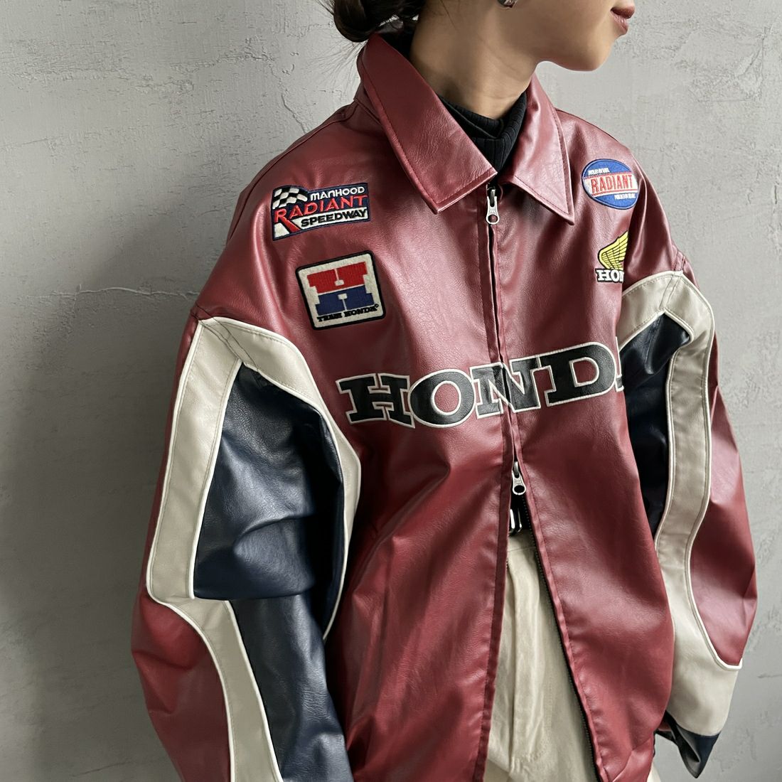 HONDA × JEANSFACTORY [ホンダ × ジーンズファクトリー] フェイクレザーレーシングジャケット [JFC-254-085] RED &&モデル身長：150cm 着用サイズ：S&&