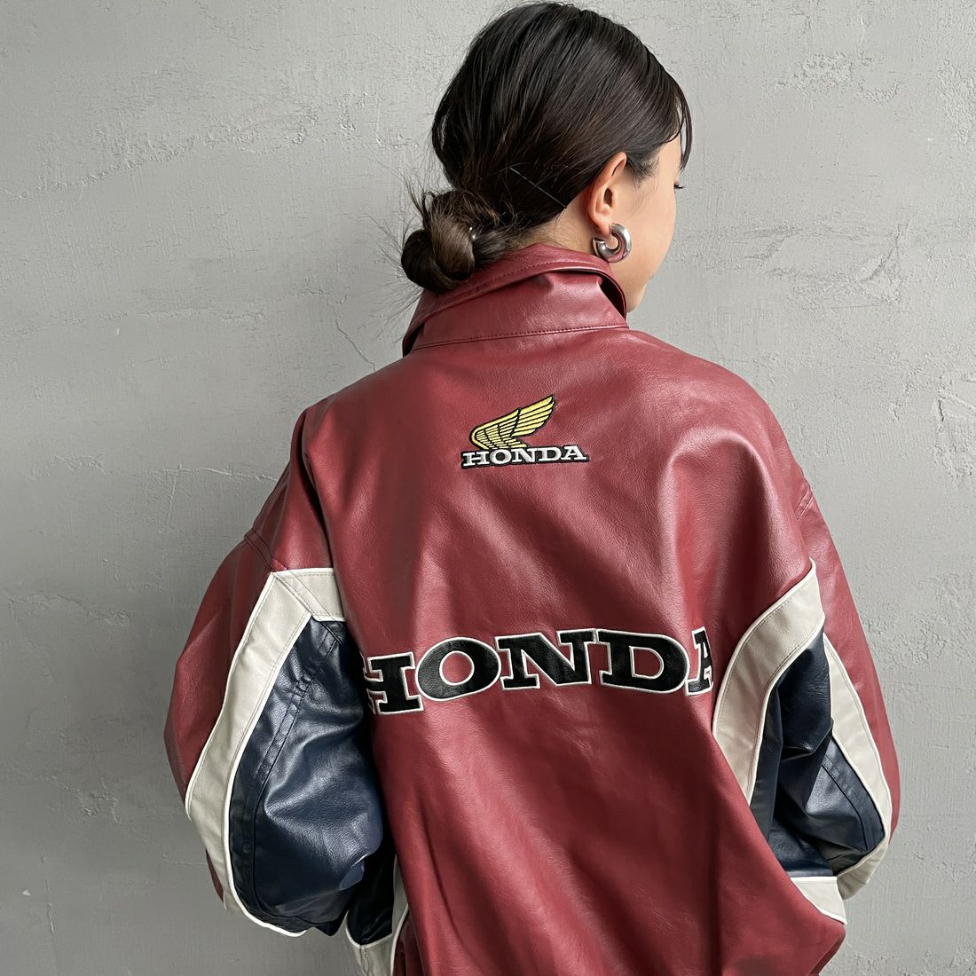 HONDA × JEANSFACTORY [ホンダ × ジーンズファクトリー] フェイクレザーレーシングジャケット [JFC-254-085] RED &&モデル身長：150cm 着用サイズ：S&&